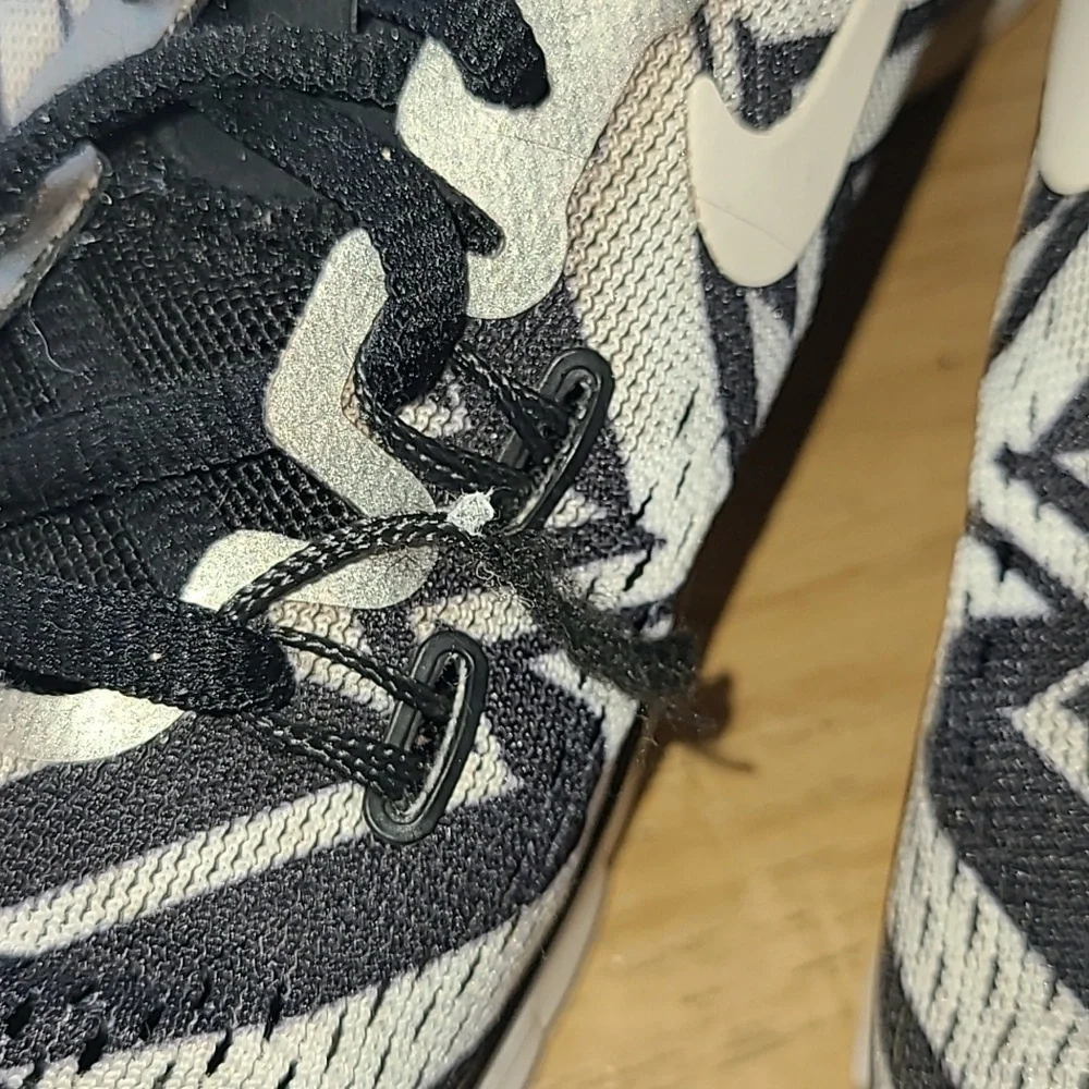 Nike Black and White Geometric Sneakers - Picture 5 of 7